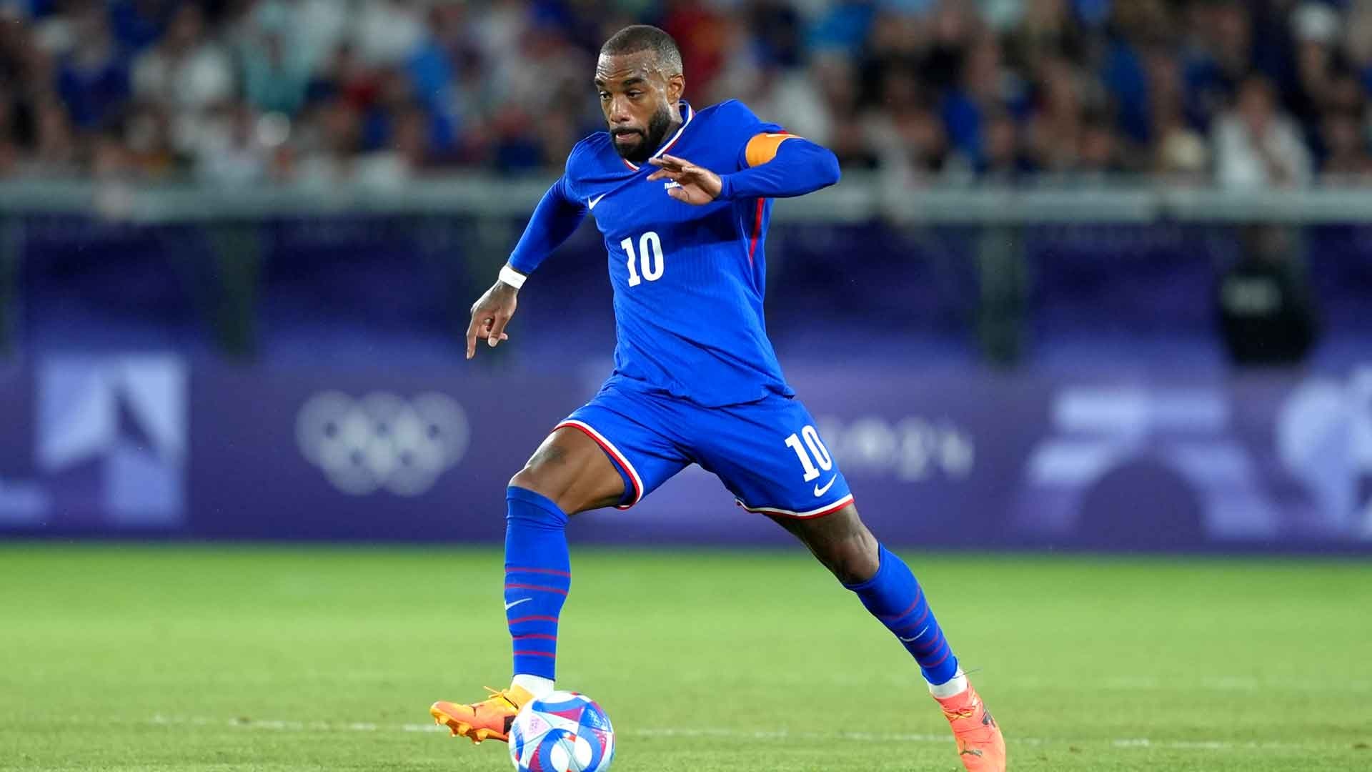 Alexandre Lacazette dribbles with the ball. 