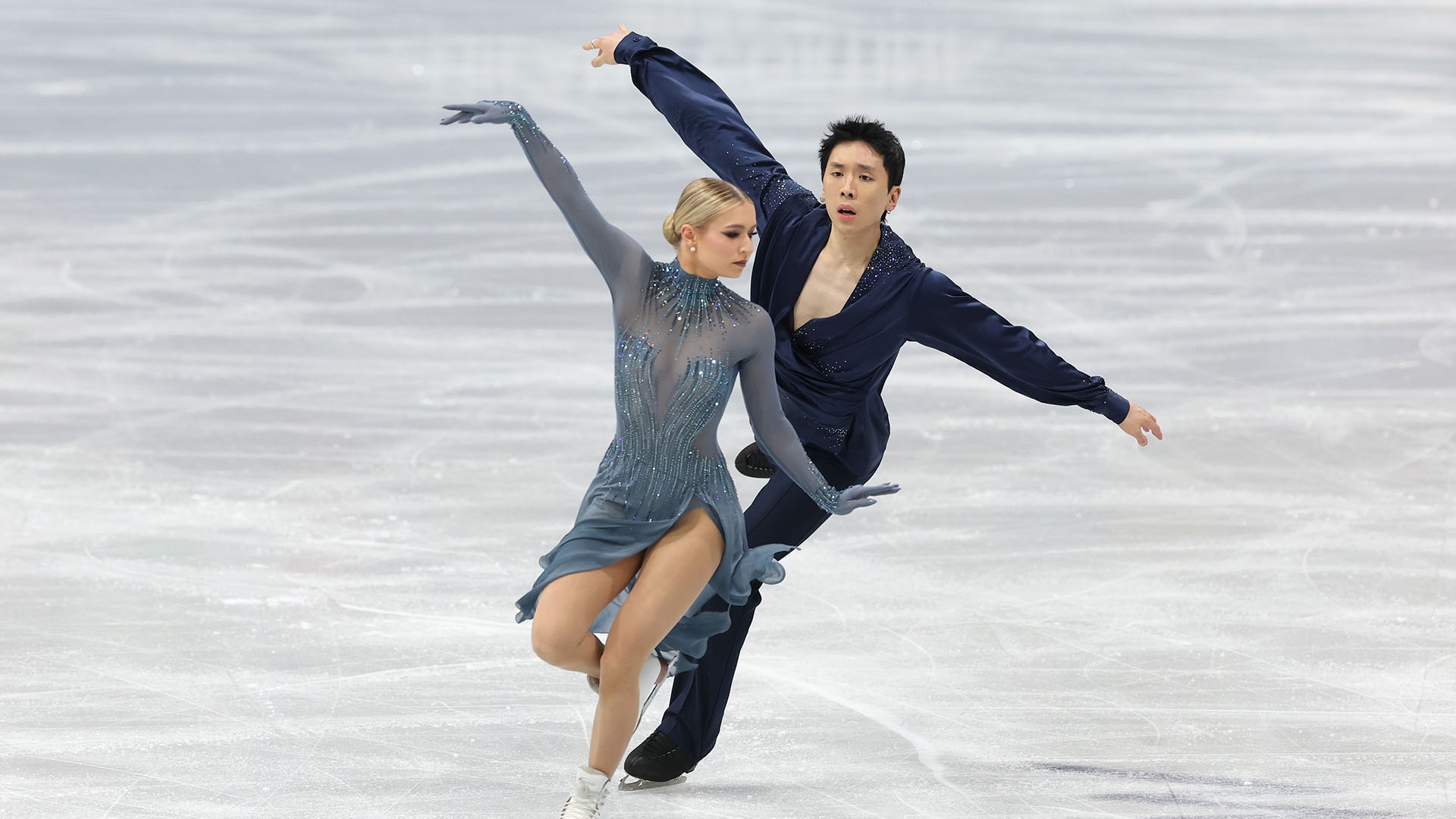  Holly Harris and Jason Chan skating