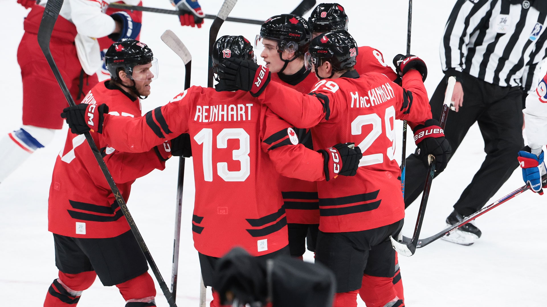MacKinnon’s late goal sends Canada to gold medal game