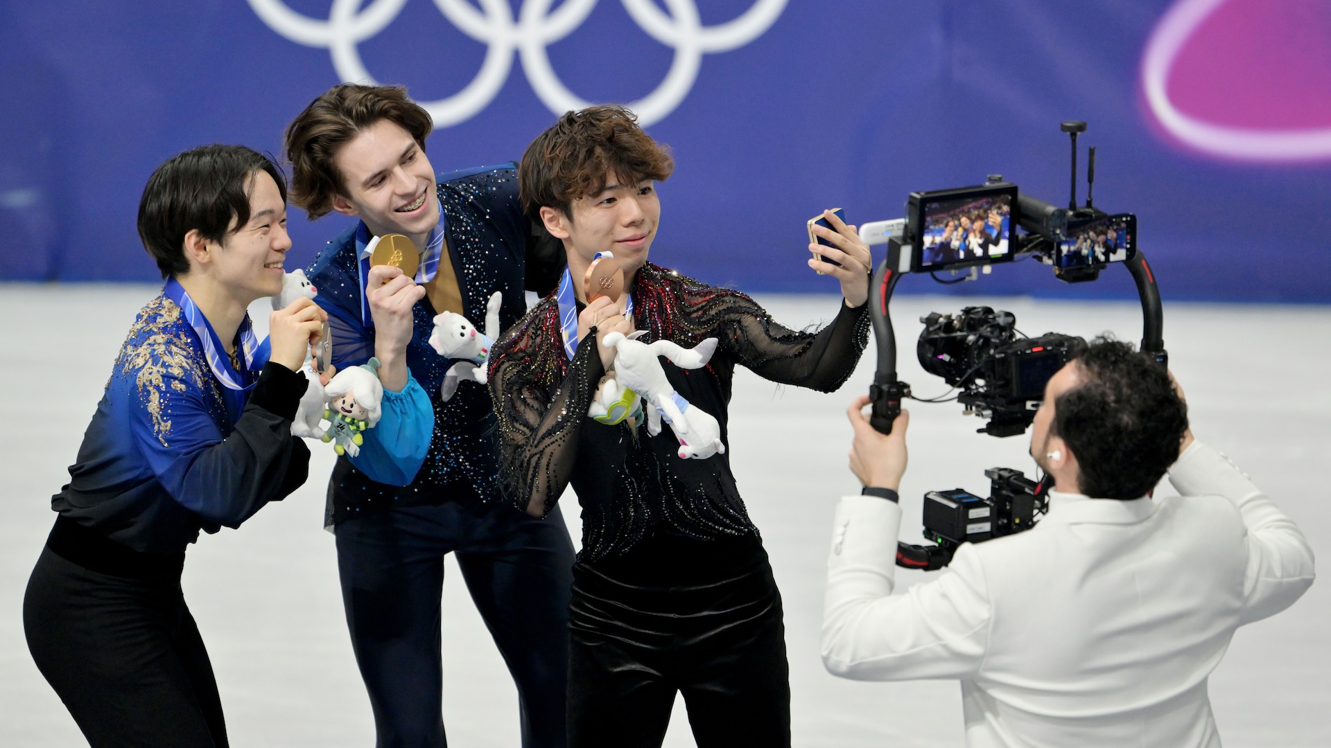 Jordan Cowan films the men's singles figure skating podium