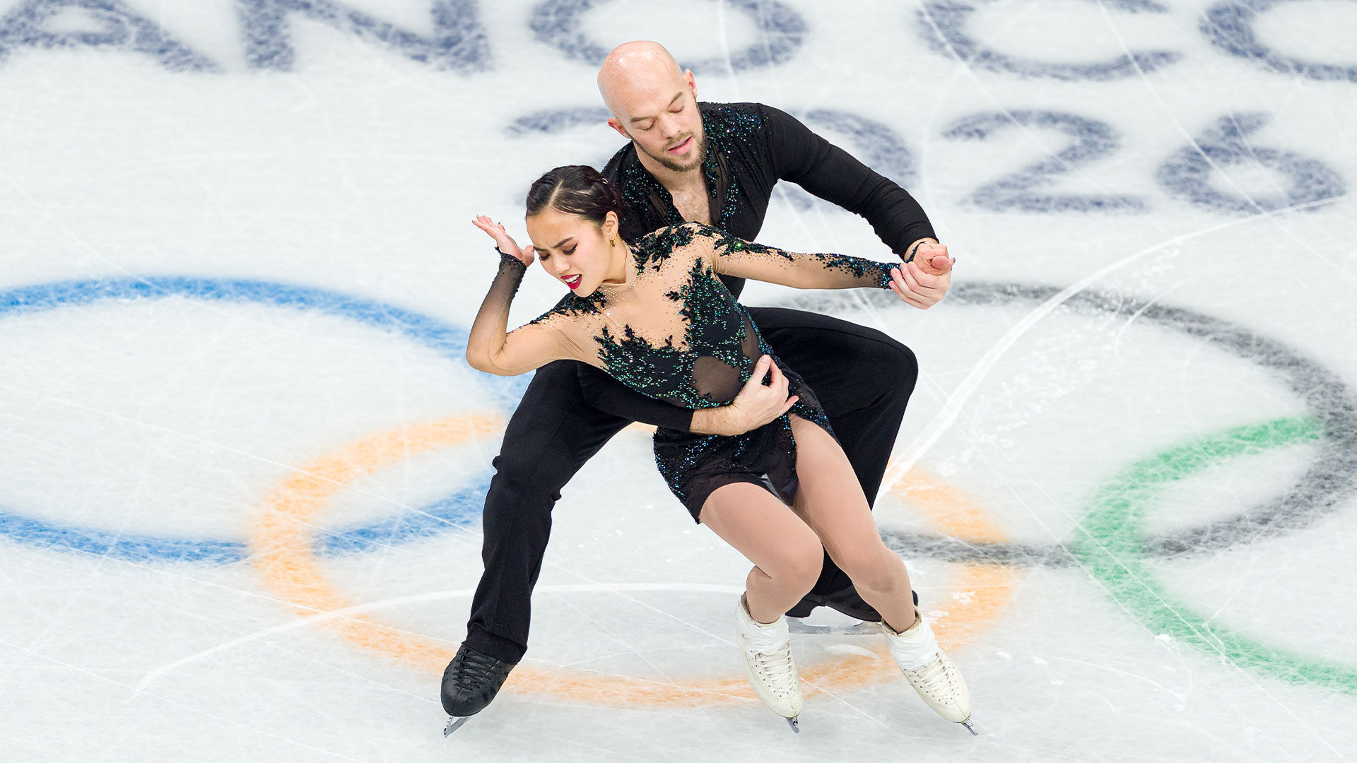 U.S. Olympic gold medalists Ellie Kam and Danny O'Shea skate to