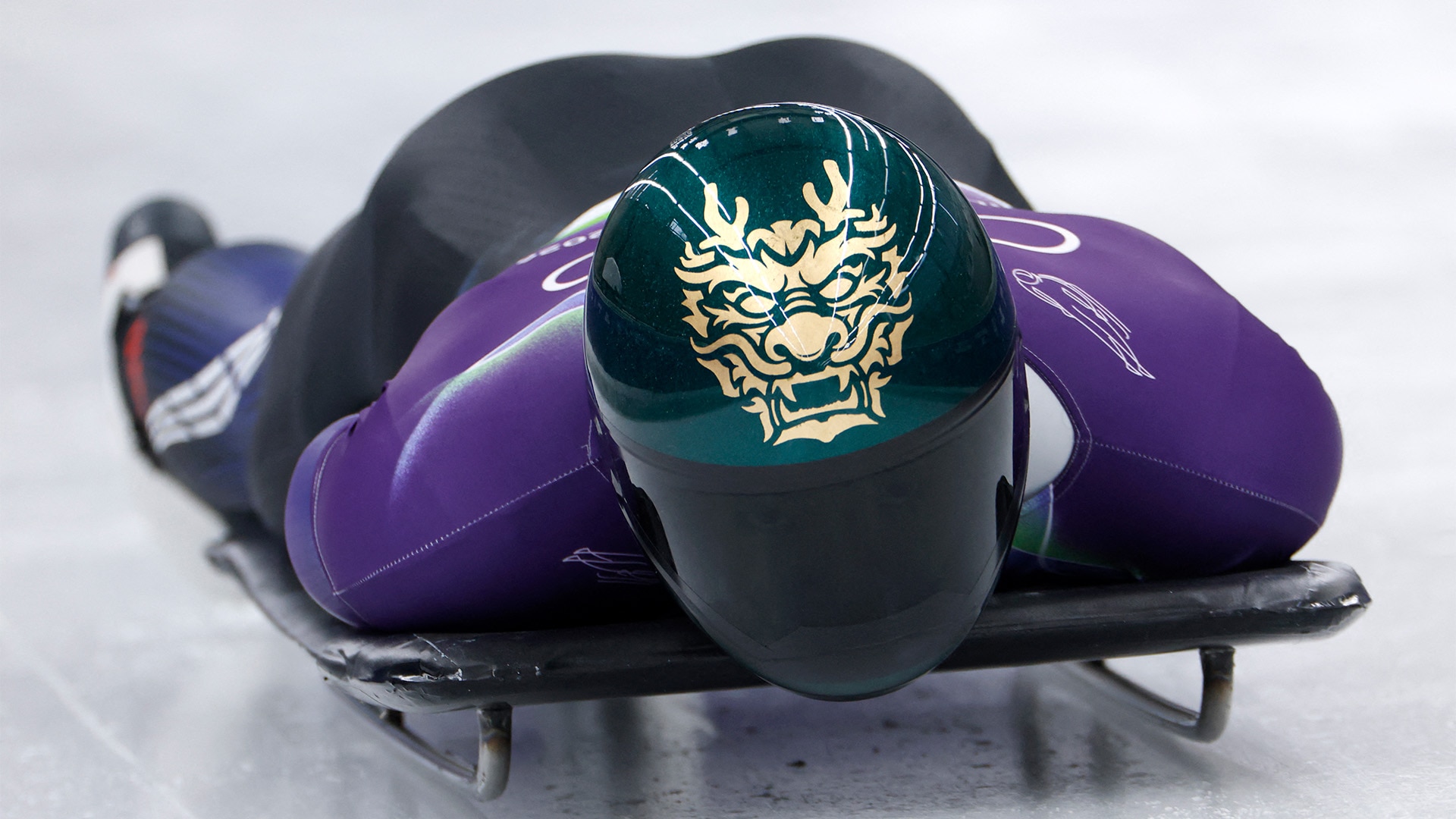 Close-up of Jung Seunggi's green and gold tiger helmet