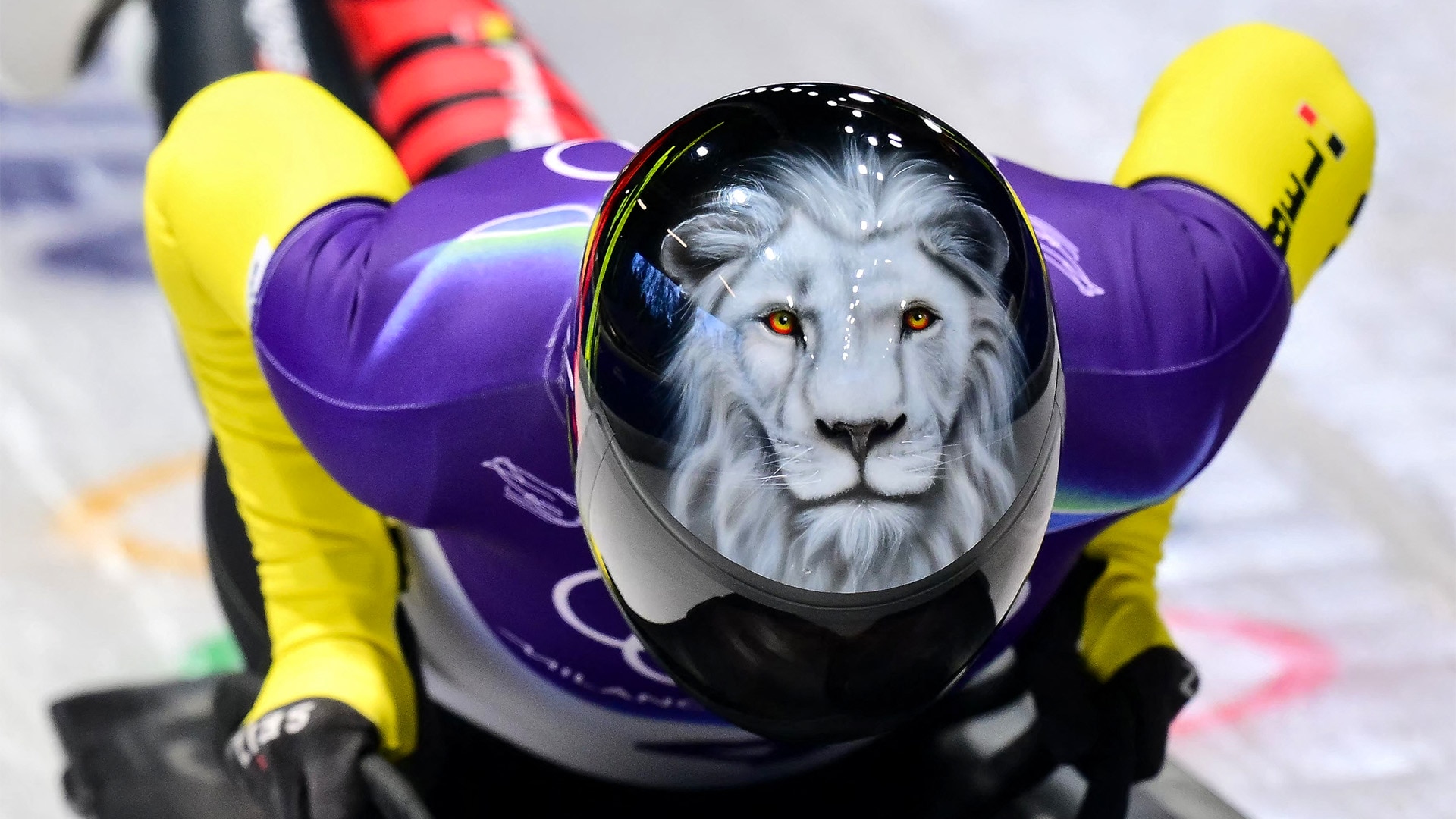 Close-up of Kim Meylemans' white lion helmet